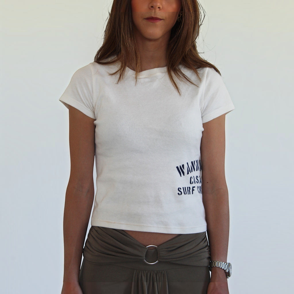Woman wearing a white wannabes* | Clothing Brand CASA DO SURF t-shirt with short sleeves and a fitted silhouette.